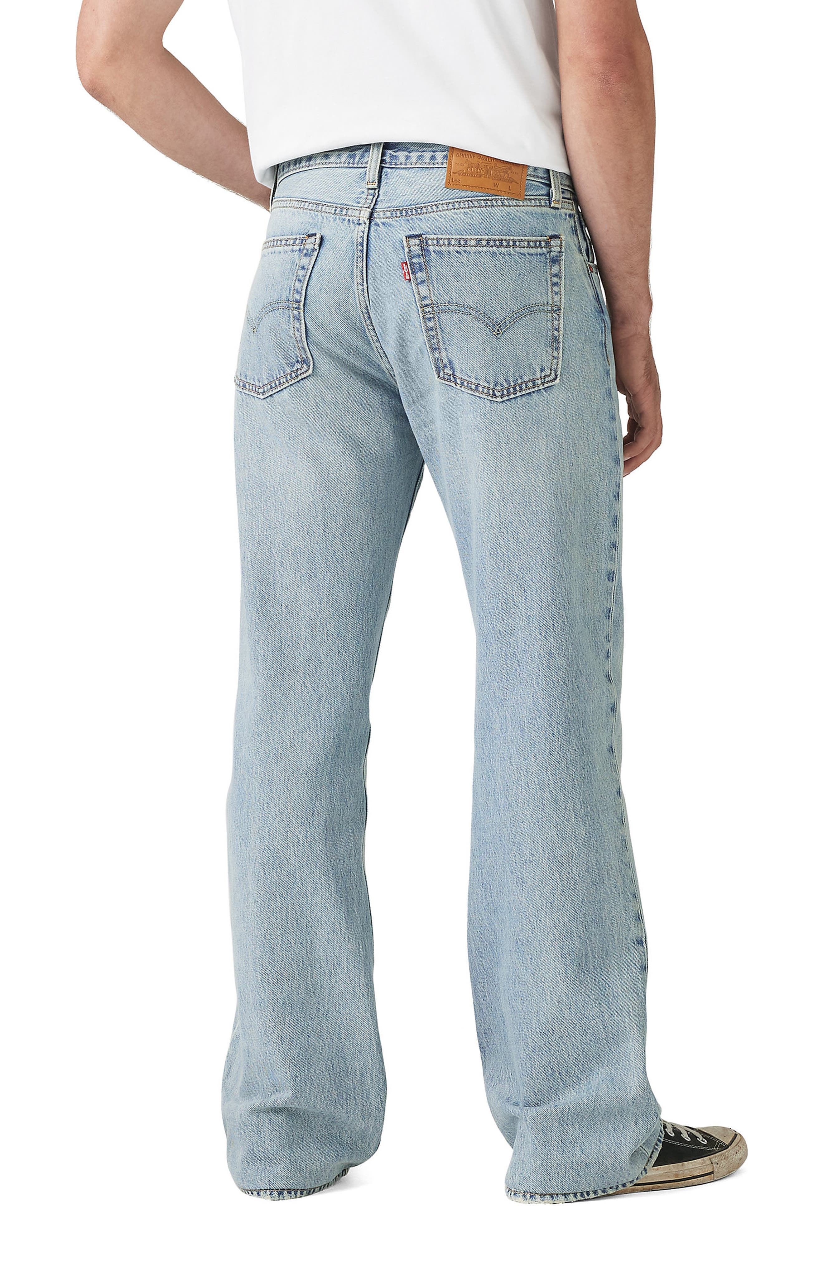 Джинсы Levi’s 567 с широкими расклешёнными штанинами, вид сзади